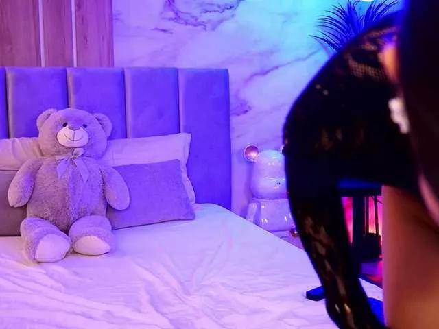 Explore sexy camwhore EllyLynn EllyLynn from BongaCams