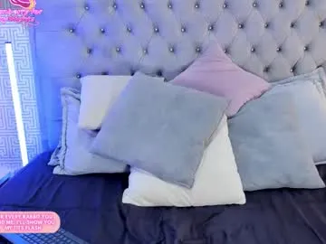 evalunna__ —  Come closer... this flirty kitty wants all your love and attention - Multi Goal: Play dildo+ SQUIRT [740 tokens left] #curvy #legs #latina #squirt  #18