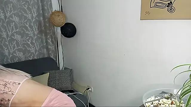 Admire StripChat's Andy_Roses Andy_Roses from StripChat