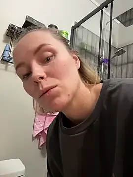 Charming_Daphny — Domi play up close on clit..