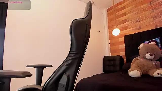 Explore Emily_brown04, zie wants to masturbate for you Emily_brown04 from StripChat