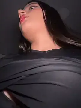 EmmiiGlow — Twerking sexy