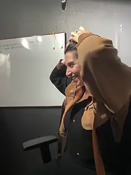 Isabella_Varella — show naked ass under the table