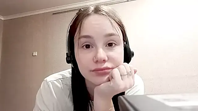 RomanceEncore — Hands goes under shirt