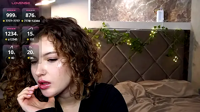 StripChat SueCurly is Freechat SueCurly — french kiss