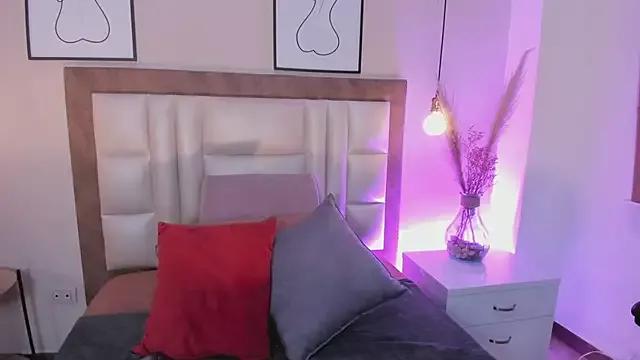 Checkout StripChat's VelvettCrowee VelvettCrowee from StripChat